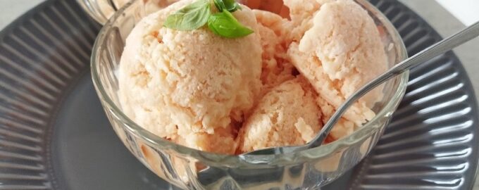 Домашнее мороженое из йогурта и персика