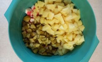 Крабовый салат с огурцом, картошкой и редисом