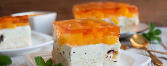 Бисквитный торт с персиками и желе
