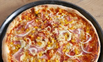 Домашняя пицца с ветчиной и сыром