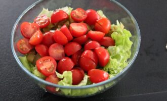 Салат с сыром фета, помидорами и огурцами
