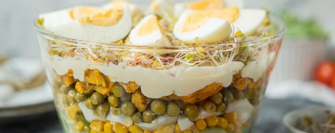Слоеный салат с курицей, кукурузой и яйцом