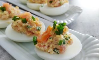 Яйца фаршированные лососем